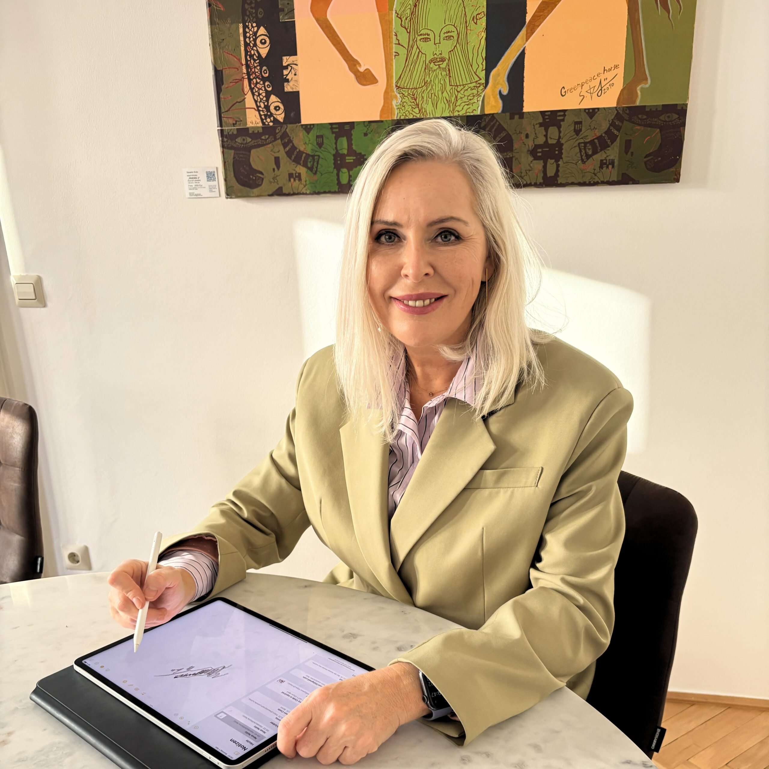 Grafikdesignerin Natalia Schöffmann am Schreibtisch in Spittal